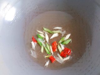 12、醋溜白菜,炒锅上火加热,倒入适量油,放入干辣椒和葱白爆香。