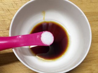 10、醋溜白菜,加入少许盐