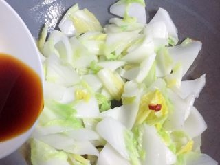 14、醋溜白菜,翻炒至大白菜八成熟时,加入调好的碗汁。