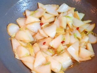 15、醋溜白菜,翻炒均匀即可。