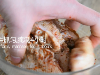 3、有秘方！又香又脆的香辣脆皮鸡翅,用手抓匀，腌制4小时使其入味