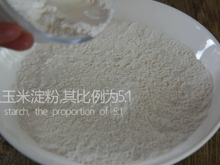 4、有秘方！又香又脆的香辣脆皮鸡翅,面粉混入玉米淀粉，其比例为5比1