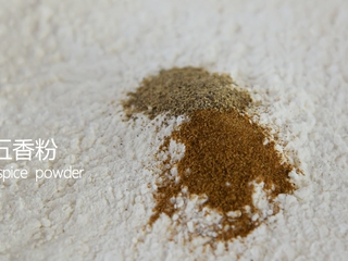 5、有秘方！又香又脆的香辣脆皮鸡翅,加入适量的五香粉、胡椒粉、盐