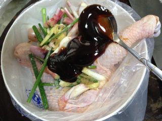 4、蜜汁叉烧烤鸡腿,加入叉烧酱