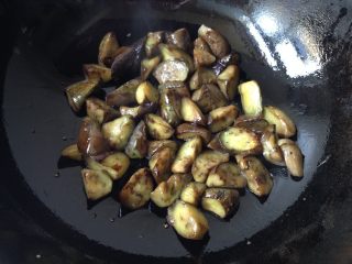 8、地三鲜,再把茄子炒软捞出