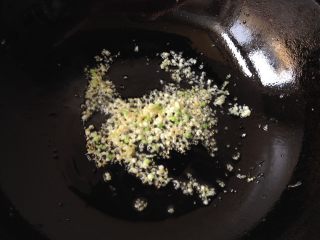 9、地三鲜,如果没有剩油,再倒入少许油将葱姜蒜末爆香