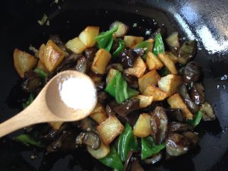 11、地三鲜,倒入土豆和茄子,再放入适量盐炒匀