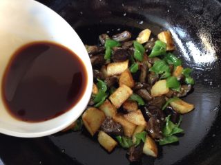 12、地三鲜,小火,倒入料汁(注意,倒之前需再次搅拌均匀),转中大火炒至粘稠即可