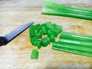 5、爽口开胃小凉菜 花椒油炝芹菜,芹菜切骰子丁