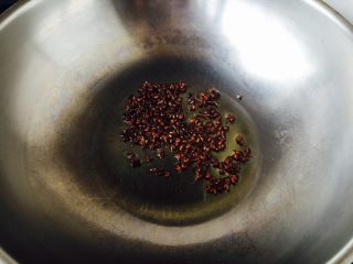 15、爽口开胃小凉菜 花椒油炝芹菜,开大火置锅，锅热放入50g玉米油，随后改中火，放入5g花椒，当能闻到花椒香味散出，花椒变成暗红色时用漏子捞出花椒扔掉，留花椒油。