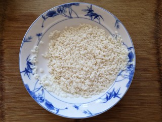 1、团团圆圆——珍珠圆子,糯米洗净提前浸泡2小时以上。