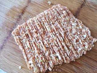 4、团团圆圆——珍珠圆子,将葱姜和肉糜均匀剁在一起。