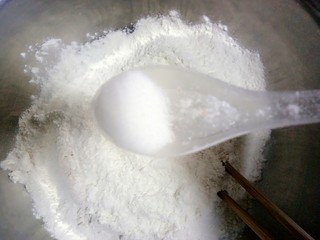 1、油泼扯面,盆里放入面粉，再放适量的盐