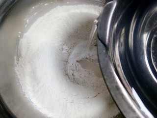 2、油泼扯面,给面里加水，一点点的加