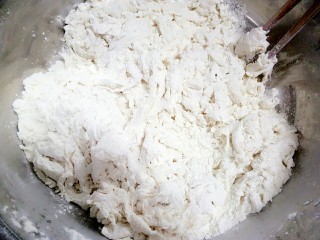 3、油泼扯面,用筷子搅成絮状