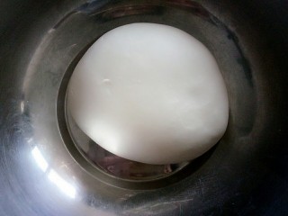 5、油泼扯面,过十分钟再把面揉一下，面团很光滑，醒半个小时