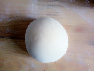 11、油泼扯面,案板上撒点面粉，放入面团揉匀