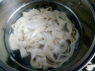 17、油泼扯面,水开了，下入面条