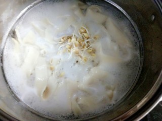 18、油泼扯面,水第一次开，先放入豆芽，豆芽比较耐煮