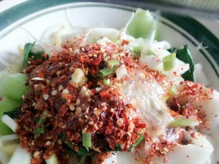 26、油泼扯面,油热后把热油浇上去