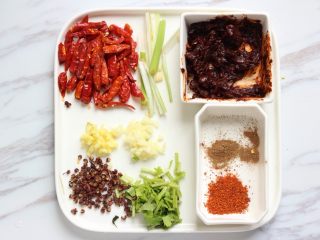 5、麻辣水煮鱼,郫县豆瓣酱用刀剁细碎些；大葱切细条；姜、蒜、香菜切碎备用；干红辣椒剪成段，与花椒一起放水中浸泡一会儿，然后沥水擦干水分备用；花椒面、辣椒面备用。