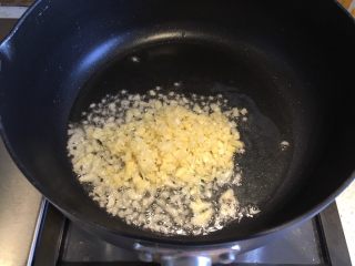 3、蒜香烤茄子,锅内倒入适量食用油，油温热倒入大蒜末，炒香