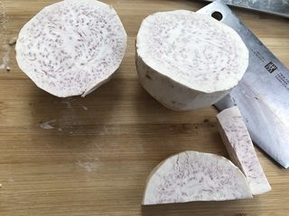 1、潮汕甜点简单做，反沙芋头,荔浦芋头削皮，切开。