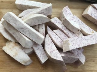 2、潮汕甜点简单做，反沙芋头,切成1.5cm宽的长条。