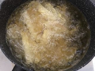 4、潮汕甜点简单做，反沙芋头,测油温，当拿干筷子头伸进热油里。出一串泡泡时，就可以把芋头倒入了。