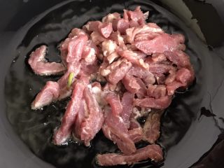 8、双椒爆炒牛柳,锅烧热放油把牛柳放进去翻炒