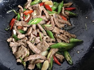 14、双椒爆炒牛柳,大火翻炒均匀即可出锅（记住整个翻炒过程都是大火哈，爆炒）