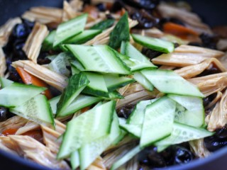 12、腐竹烧木耳,加入黄瓜片炒匀