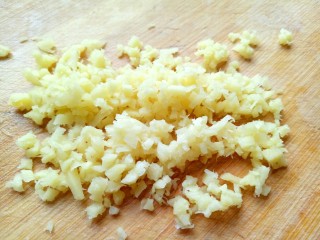 6、凉拌手撕杏鲍菇,姜去皮切片,再切丝,最后切末。可以适当多放一些姜,俗话说:冬吃萝卜夏吃姜。所以夏天适当多吃些生姜哦。