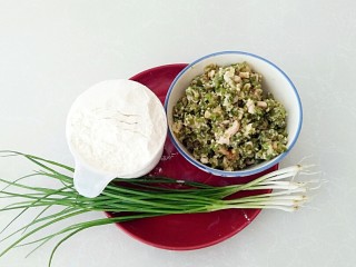 1、早餐锅贴,食材:面粉,豇豆,香葱。