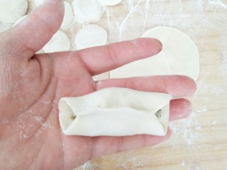 8、早餐锅贴,两侧对捏,既成锅贴。