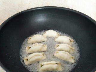 11、早餐锅贴,倒入半碗清水,水量莫过锅贴底部。