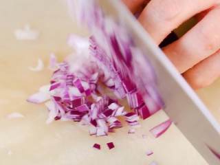 5、茄汁意面,洋葱切碎丁