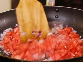 8、茄汁意面,葱蒜炒香下入番茄丁
