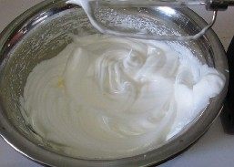 5、玫瑰奶油蛋糕,在蛋清里加入几滴柠檬汁。20克糖分3次加入。打发至干性发泡