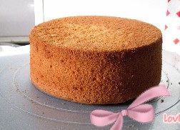 12、玫瑰奶油蛋糕,蛋糕脱模后放在裱花台上