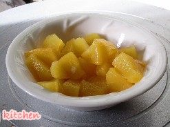 13、玫瑰奶油蛋糕,黄桃沥干水分后切除小块