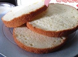 14、玫瑰奶油蛋糕,将蛋糕从中间平均分成3片