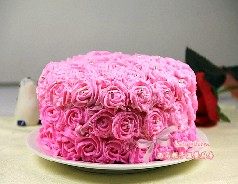 20、玫瑰奶油蛋糕,从蛋糕底部均匀的挤上小花