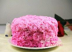 21、玫瑰奶油蛋糕,全部完成后用银豆装饰即可