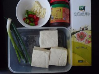 1、川辣红烧豆腐,各材料