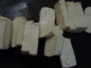 2、川辣红烧豆腐,豆腐切厚片