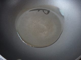 3、川辣红烧豆腐,把茶油倒入不粘锅里。，烧热