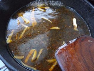 8、川辣红烧豆腐,下适量的水