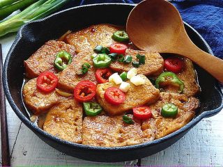 13、川辣红烧豆腐,整锅上桌，即可食用