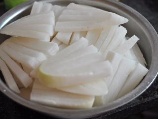 4、超级爽口的开胃萝卜干,拌均匀，腌制一个晚上